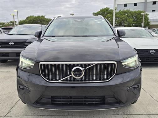 2025 Volvo XC40 B5 Core Bright Theme