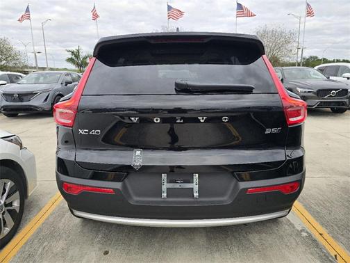 2025 Volvo XC40 B5 Core Bright Theme