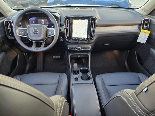 2025 Volvo XC40 B5 Core Bright Theme
