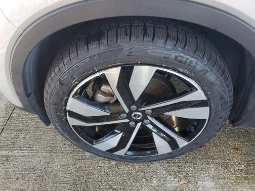 2023 Volvo XC40 B5 Plus Bright Theme