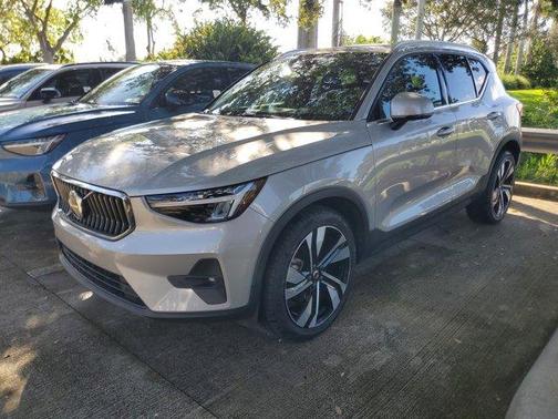 2023 Volvo XC40 B5 Plus Bright Theme