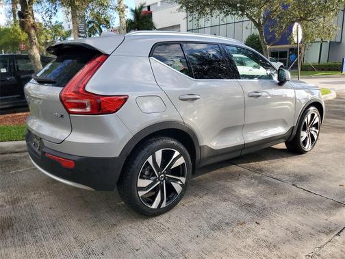 2023 Volvo XC40 B5 Plus Bright Theme