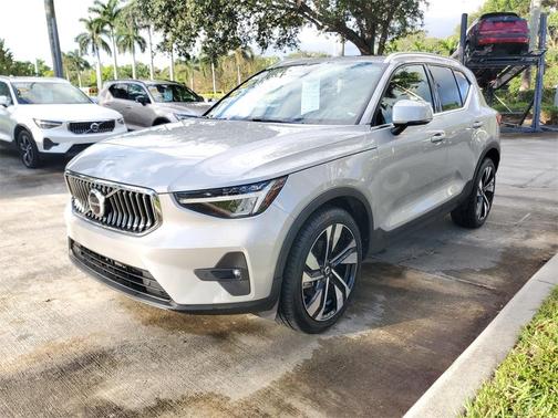 2023 Volvo XC40 B5 Plus Bright Theme
