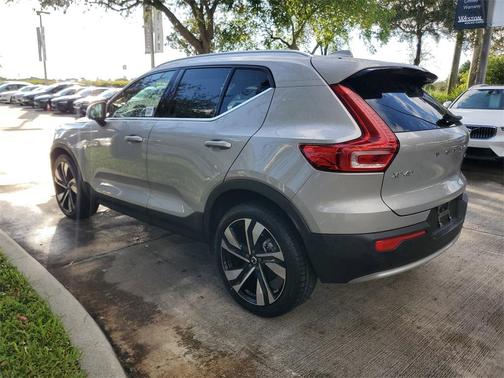 2023 Volvo XC40 B5 Plus Bright Theme