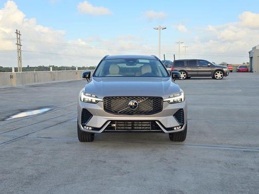 Bright 2026 Volvo XC60 B5 Ultra