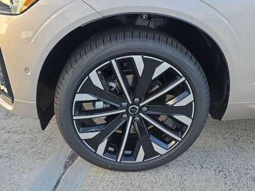 Bright 2026 Volvo XC60 B5 Ultra