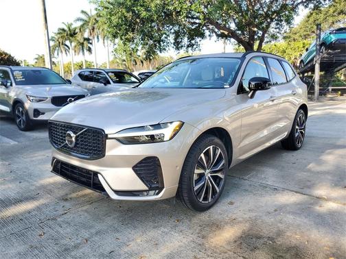 Bright 2024 Volvo XC60 B5 Plus Dark Theme