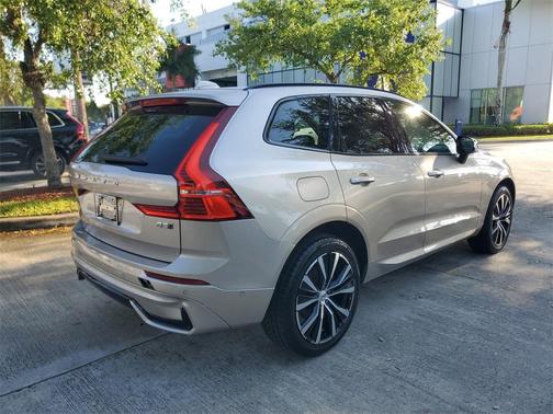 Bright 2024 Volvo XC60 B5 Plus Dark Theme