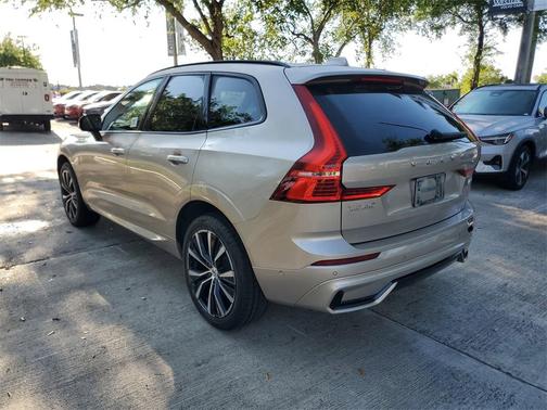 Bright 2024 Volvo XC60 B5 Plus Dark Theme