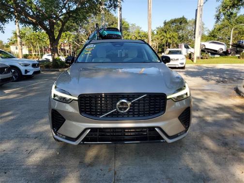 Bright 2024 Volvo XC60 B5 Plus Dark Theme