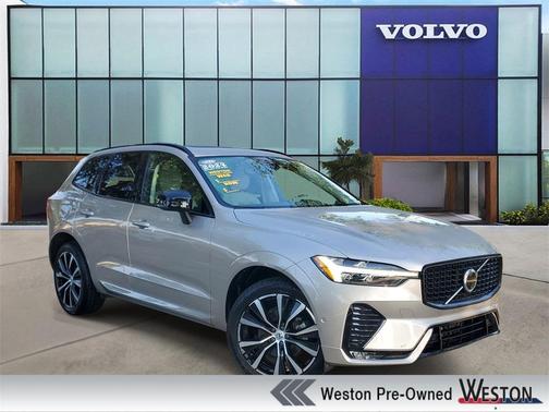 Bright 2024 Volvo XC60 B5 Plus Dark Theme