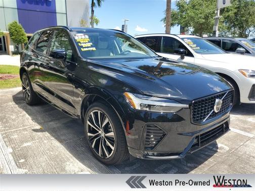 Onyx Black Metallic 2024 Volvo XC60 B5 Plus Dark Theme