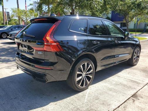 Onyx Black Metallic 2024 Volvo XC60 B5 Plus Dark Theme