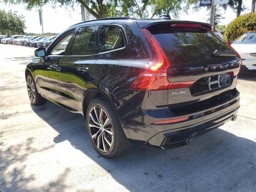 Onyx Black Metallic 2024 Volvo XC60 B5 Plus Dark Theme