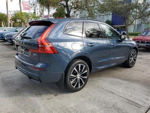 2024 Volvo XC60 B5 Plus Dark Theme