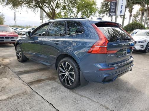 2024 Volvo XC60 B5 Plus Dark Theme