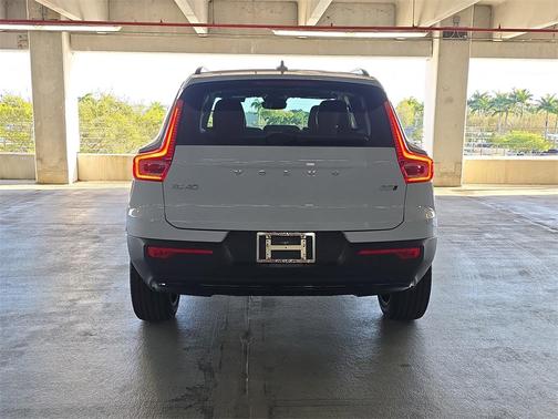 2026 Volvo XC40 B5 Ultra