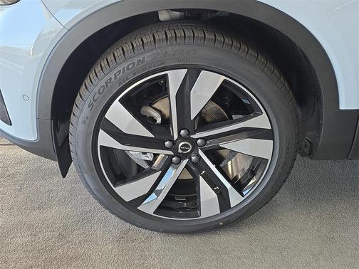 2026 Volvo XC40 B5 Ultra