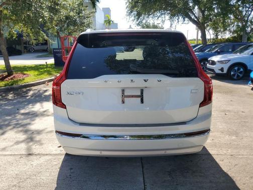 Crystal White 2022 Volvo XC90 Recharge Plug-In Hybrid T8 Inscription Extended Range 7P