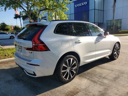 Crystal White 2023 Volvo XC60 B5 Plus Dark Theme