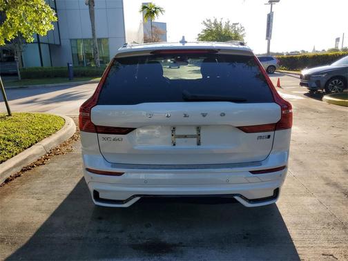 Crystal White 2023 Volvo XC60 B5 Plus Dark Theme