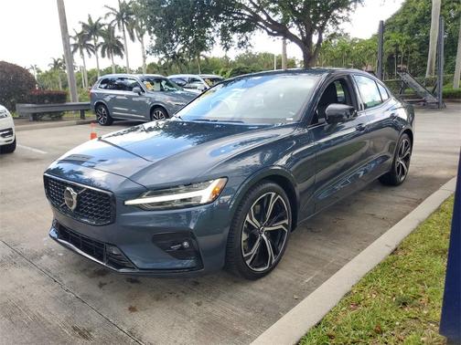 2024 Volvo S60 B5 Plus Dark Theme