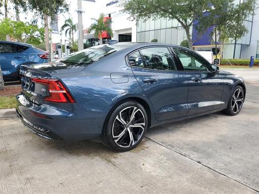 2024 Volvo S60 B5 Plus Dark Theme