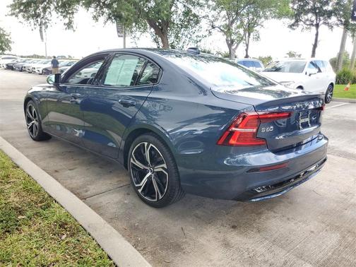 2024 Volvo S60 B5 Plus Dark Theme