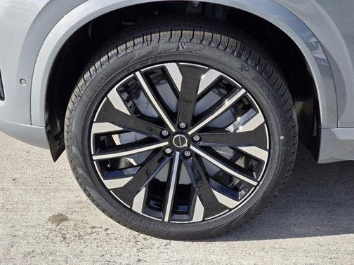 2025 Volvo XC90 B5 Plus 7-Seater