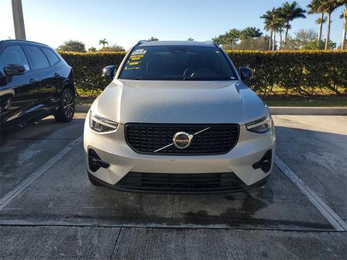 2025 Volvo XC40 B5 Plus Dark Theme