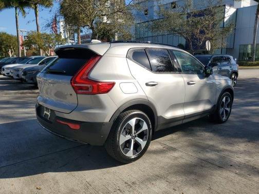 2025 Volvo XC40 B5 Plus Dark Theme