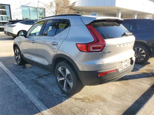 2025 Volvo XC40 B5 Plus Dark Theme