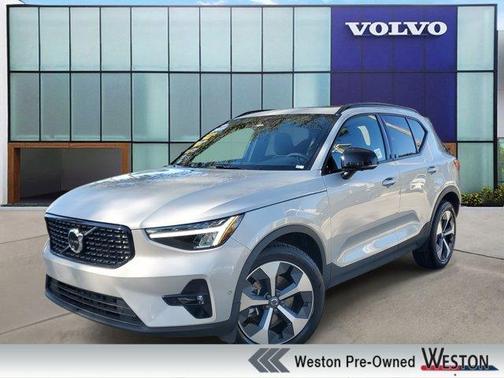 2025 Volvo XC40 B5 Plus Dark Theme