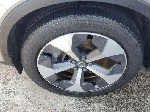 Silver 2023 Volvo XC40 B4 Plus Bright Theme