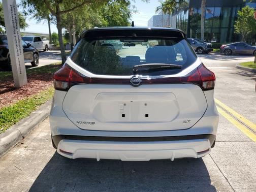 Aspen White / Super Black 2024 Nissan Kicks SR