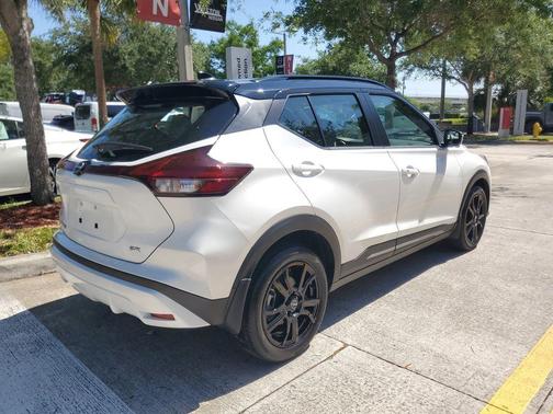 Aspen White / Super Black 2024 Nissan Kicks SR