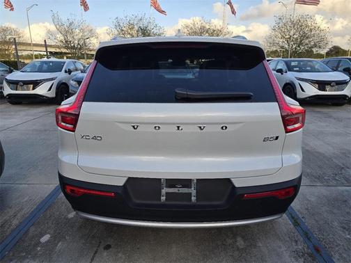 2025 Volvo XC40 B5 Core Bright Theme