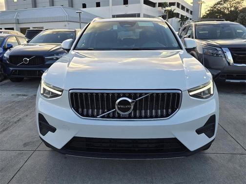 2025 Volvo XC40 B5 Core Bright Theme