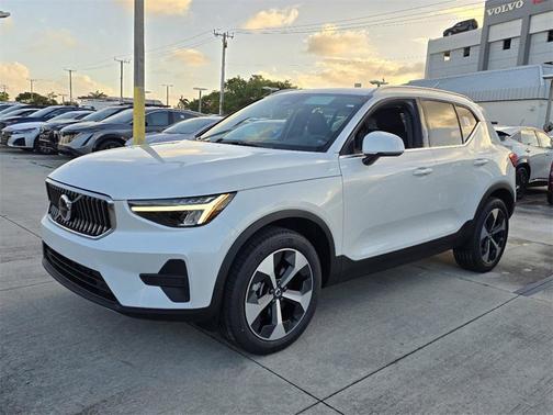 2025 Volvo XC40 B5 Core Bright Theme