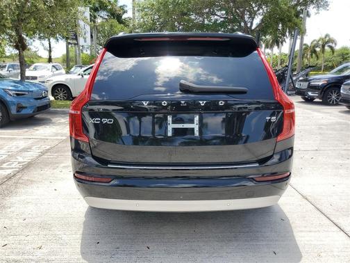 2022 Volvo XC90 T5 Momentum 7 Passenger