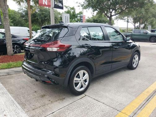 Super Black 2024 Nissan Kicks S