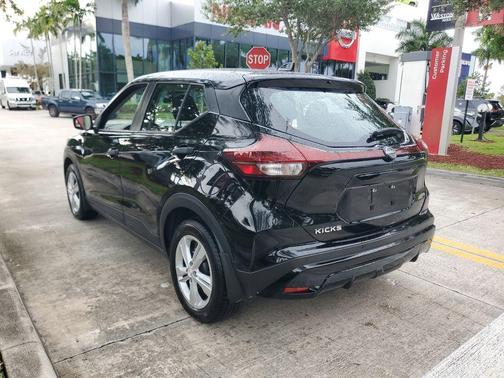 Super Black 2024 Nissan Kicks S