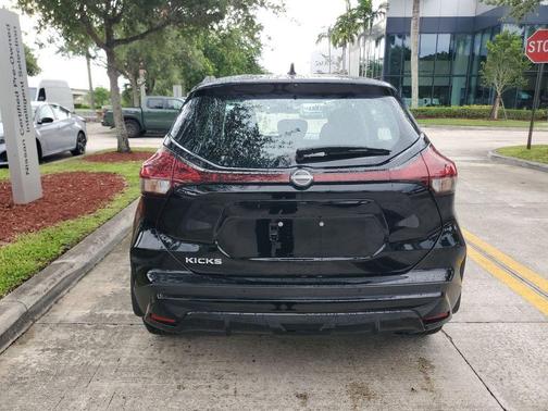 Super Black 2024 Nissan Kicks S