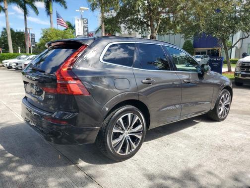 Platinum Gray Metallic 2022 Volvo XC60 B5 Momentum