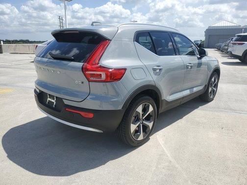 2025 Volvo XC40 B5 Core Bright Theme