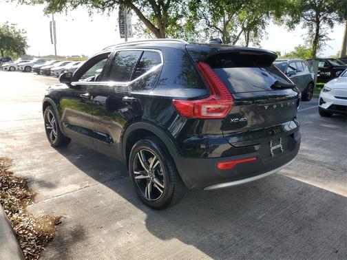 Onyx Black Metallic 2025 Volvo XC40 B5 Core Bright Theme