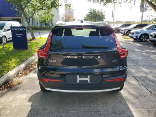 Onyx Black Metallic 2025 Volvo XC40 B5 Core Bright Theme