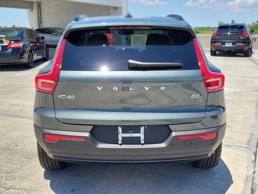 Forest Green 2026 Volvo XC40 B5 Core