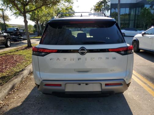 2024 Nissan Pathfinder SL
