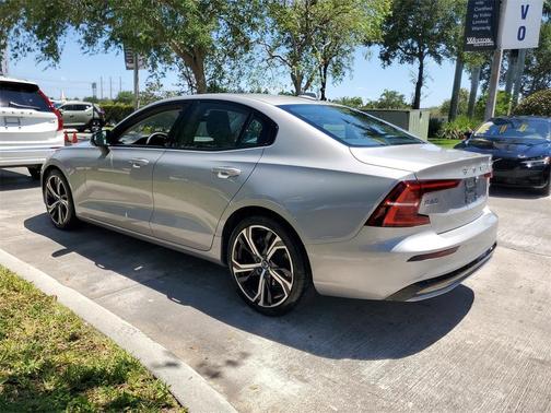 2024 Volvo S60 B5 Core Dark Theme